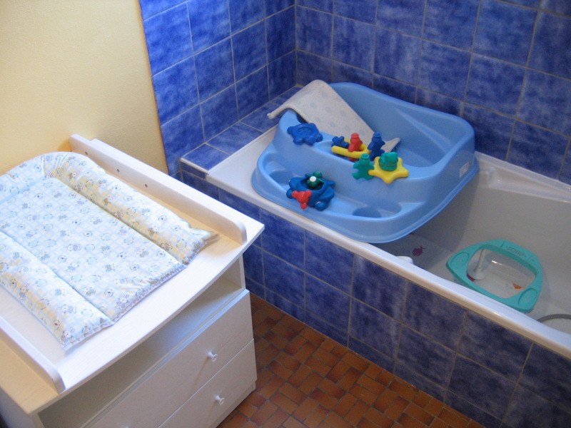 Holiday house for family with baby and children in Crozon - baby bath and changing table